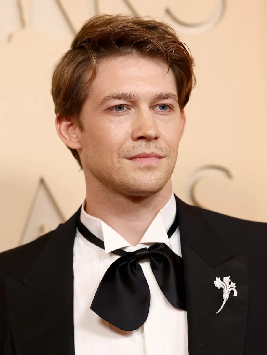 Oskarlıq qırmızı xalı geyimləri...