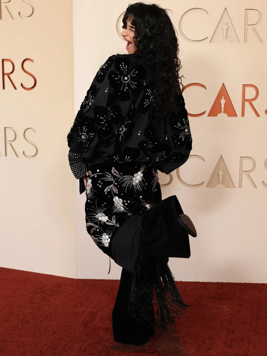 Oskarlıq qırmızı xalı geyimləri...