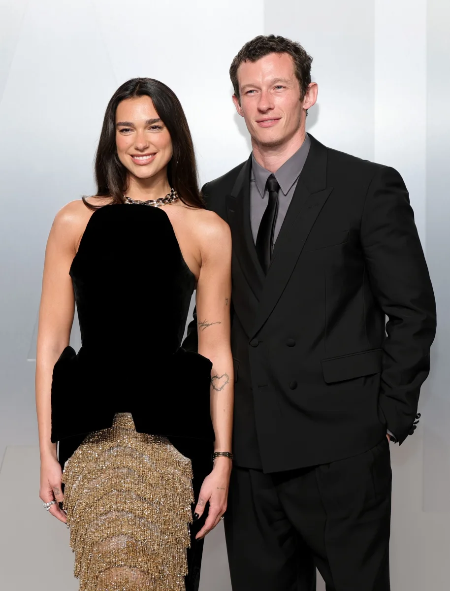 Dua Lipa nişanlısı ilə qırmızı xalıda