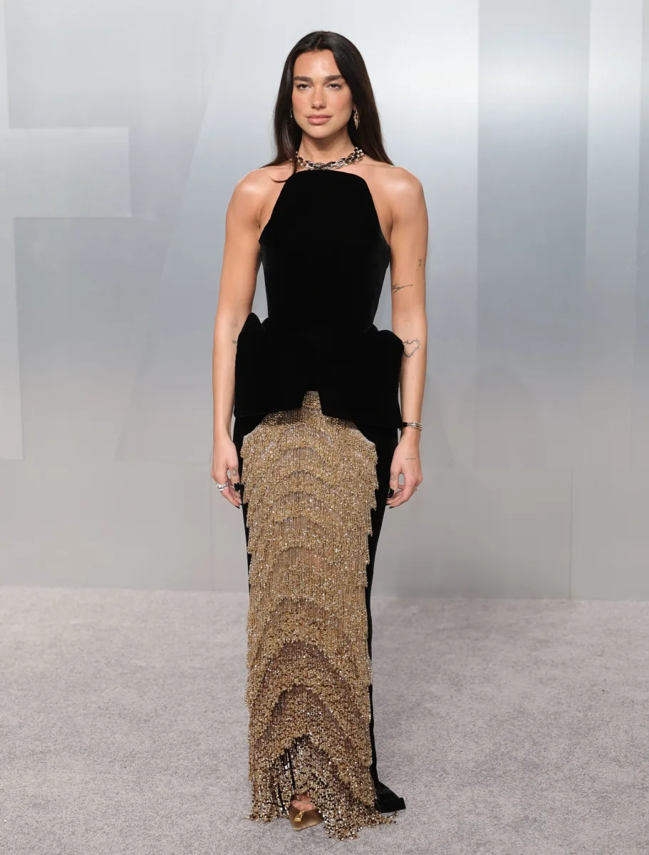 Dua Lipa nişanlısı ilə qırmızı xalıda