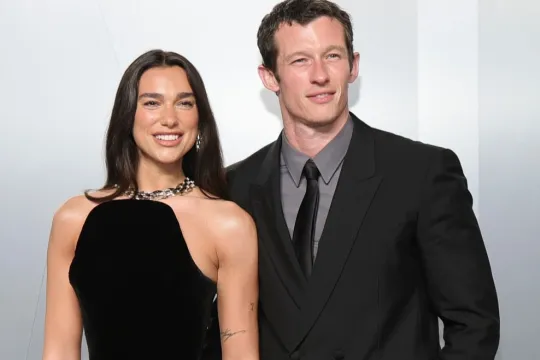 Dua Lipa nişanlısı ilə qırmızı xalıda