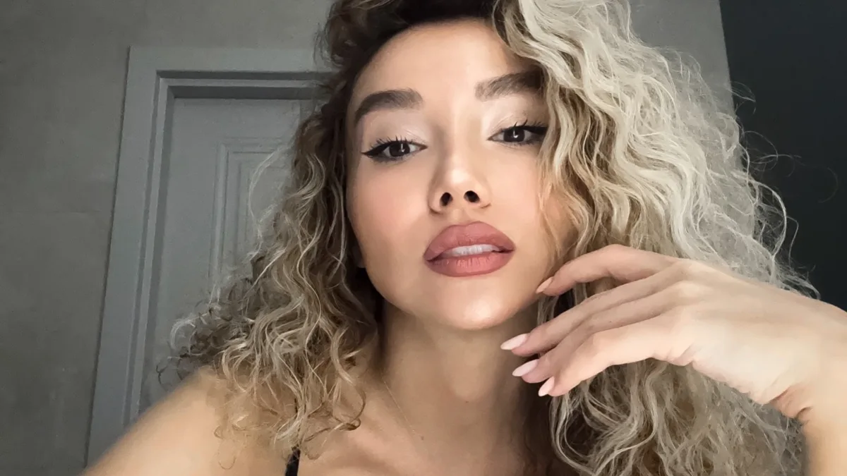 Əyləndikləri restoranda rəfiqəsinin ərini döydülər