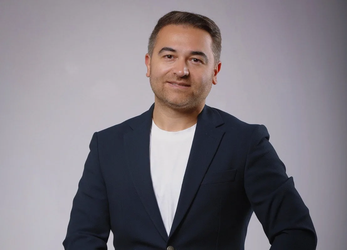 İlkin yaşadığı ünvanda hadisə - Yaşlı mühafizəçi döyüldü