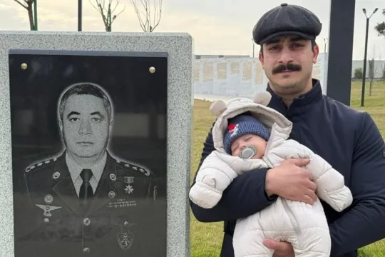 Oğlu və nəvəsi məzarı başında... - Foto