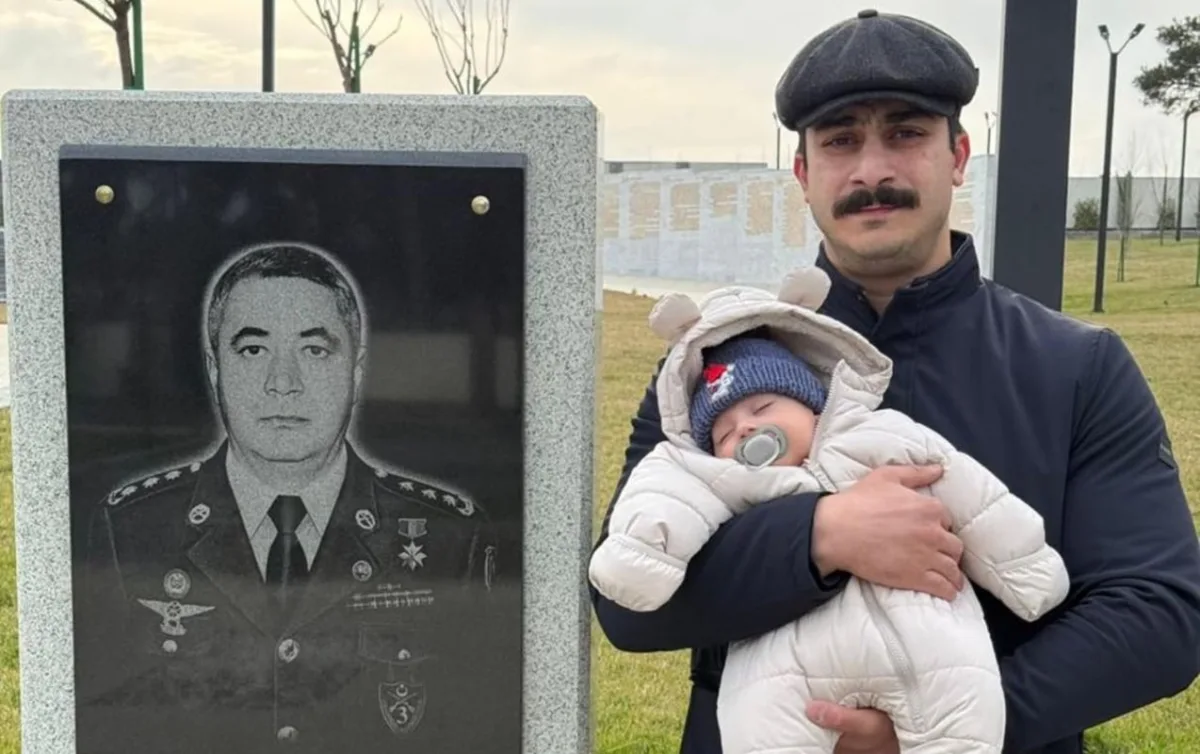 Oğlu və nəvəsi məzarı başında... - Foto