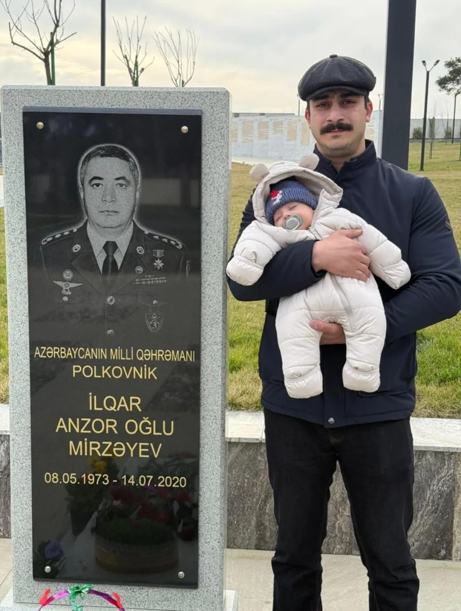 Oğlu və nəvəsi məzarı başında... - Foto