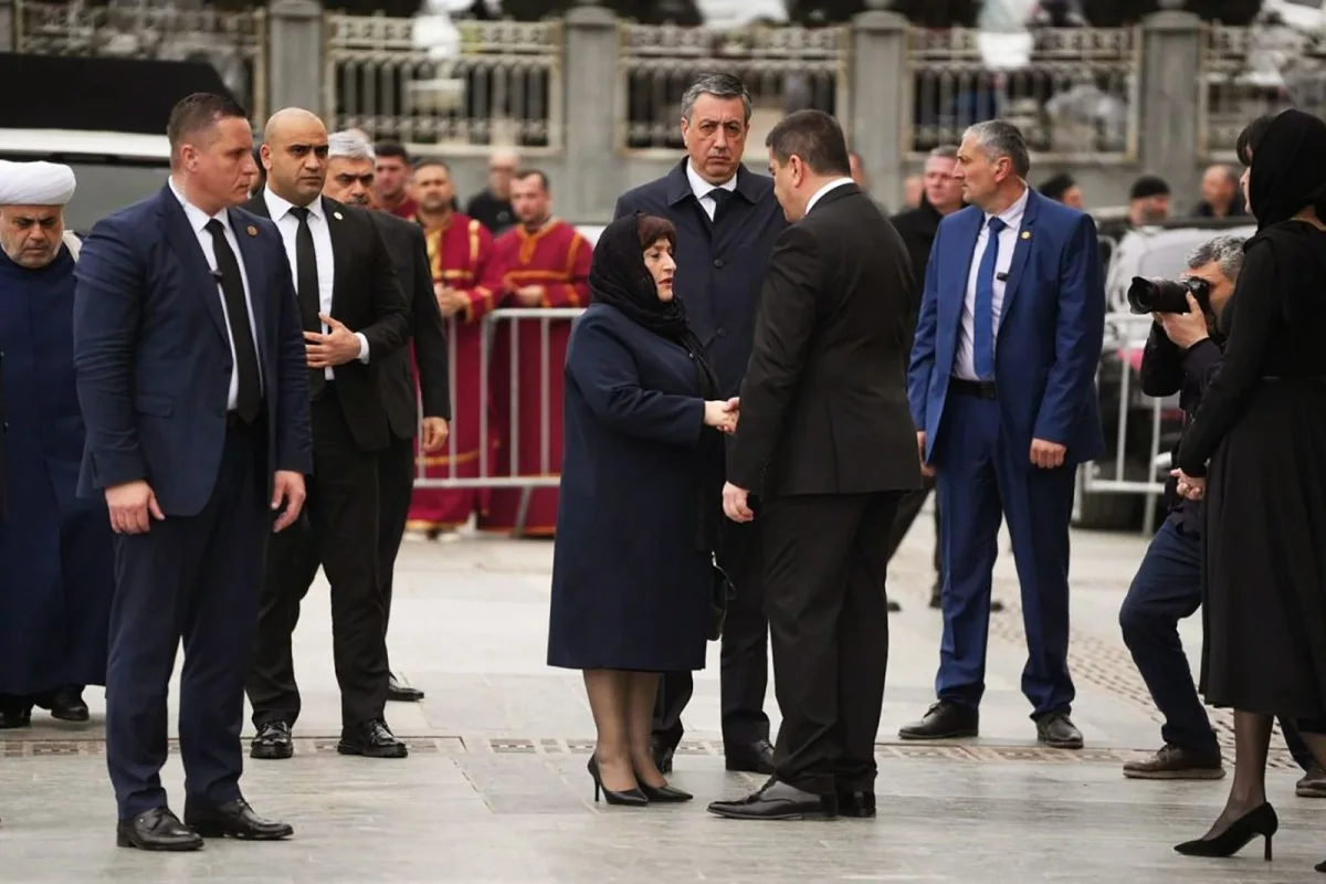 II İlya dəfn olunub, mərasimdə Sahibə Qafarova da iştirak edib