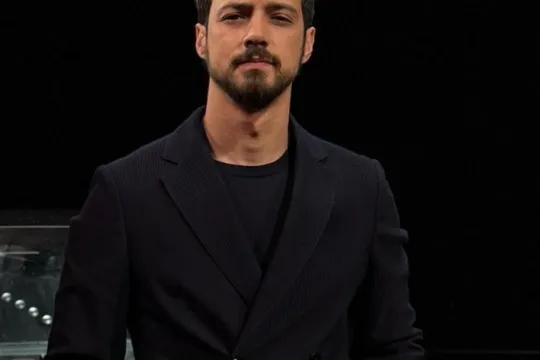 Mert bu məşhurun nəvəsi ilə sevgilidir