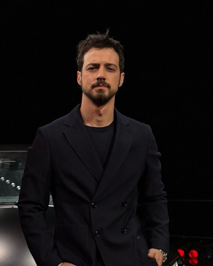 Mert bu məşhurun nəvəsi ilə sevgilidir