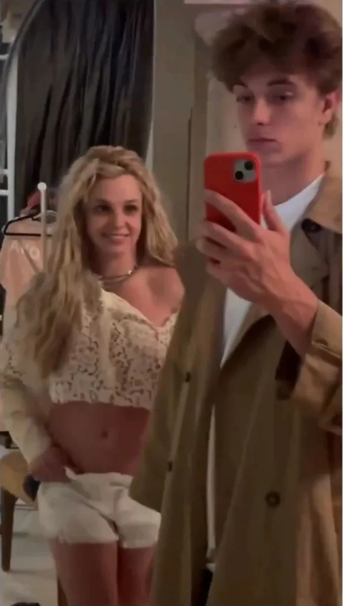 Britni 19 yaşlı oğlu ilə…