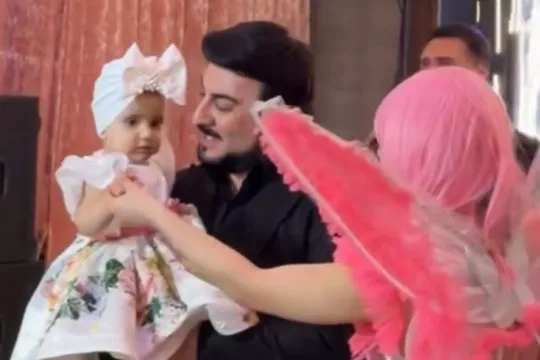 Tolik qızının 1 yaşını qeyd etdi