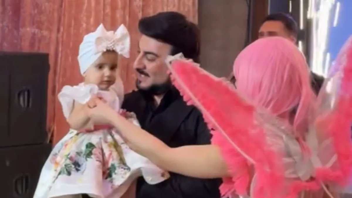 Tolik qızının 1 yaşını qeyd etdi