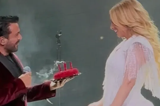 Emre Altuğdan Roza Zərgərliyə səhnədə sürpriz!