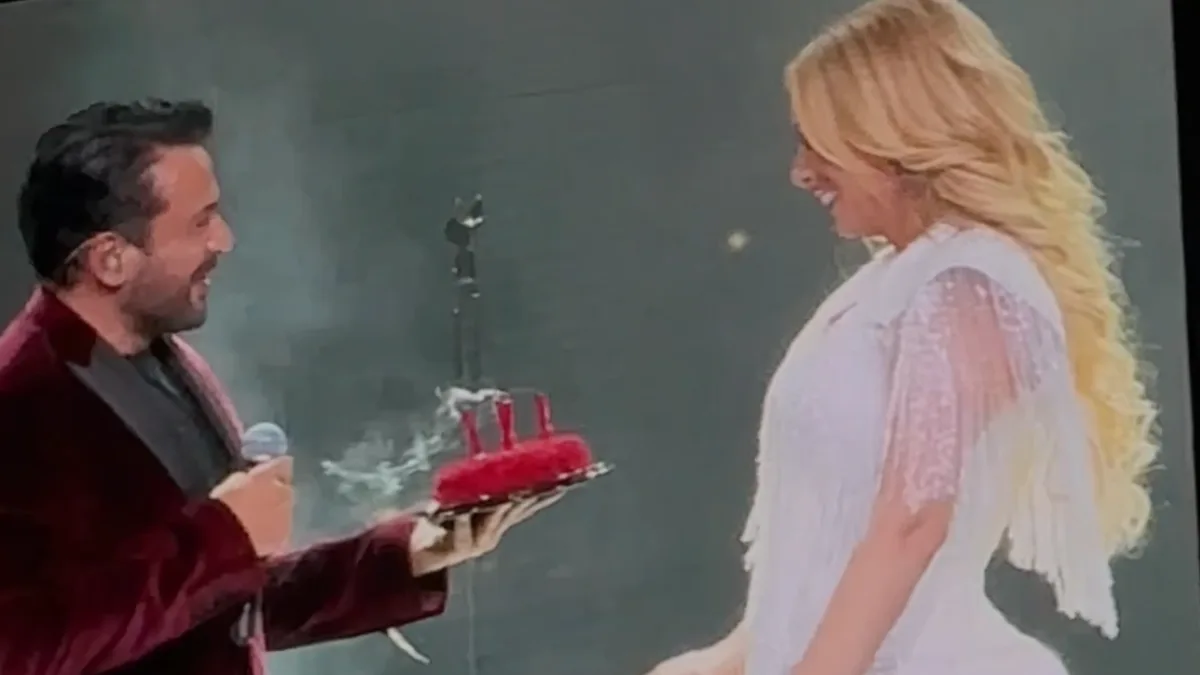 Emre Altuğdan Roza Zərgərliyə səhnədə sürpriz!