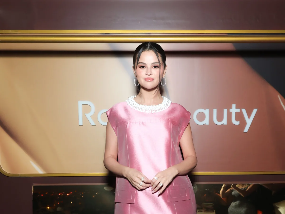 Selenanın çəhrayı tərzi diqqət çəkdi