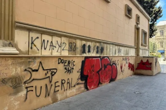 Nizami Kino Mərkəzinin divarlarına qraffiti çəkən şəxs həbs olundu
