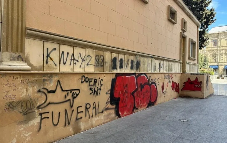 Nizami Kino Mərkəzinin divarlarına qraffiti çəkən şəxs həbs olundu