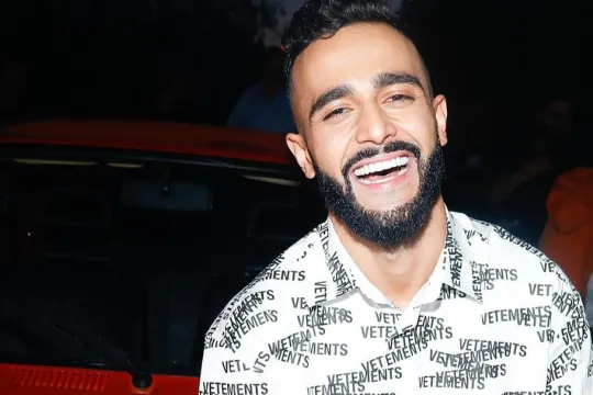 Hüseyn Moskvadakı mənzilini bir qutu “biskvit”ə satdı