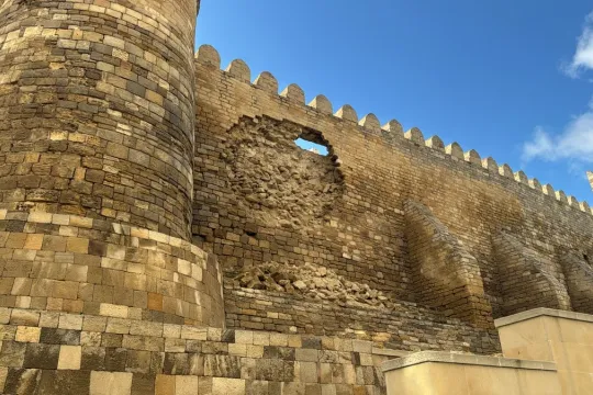 İçərişəhərin qala divarlarının kiçik sahəsində aşınma baş verib