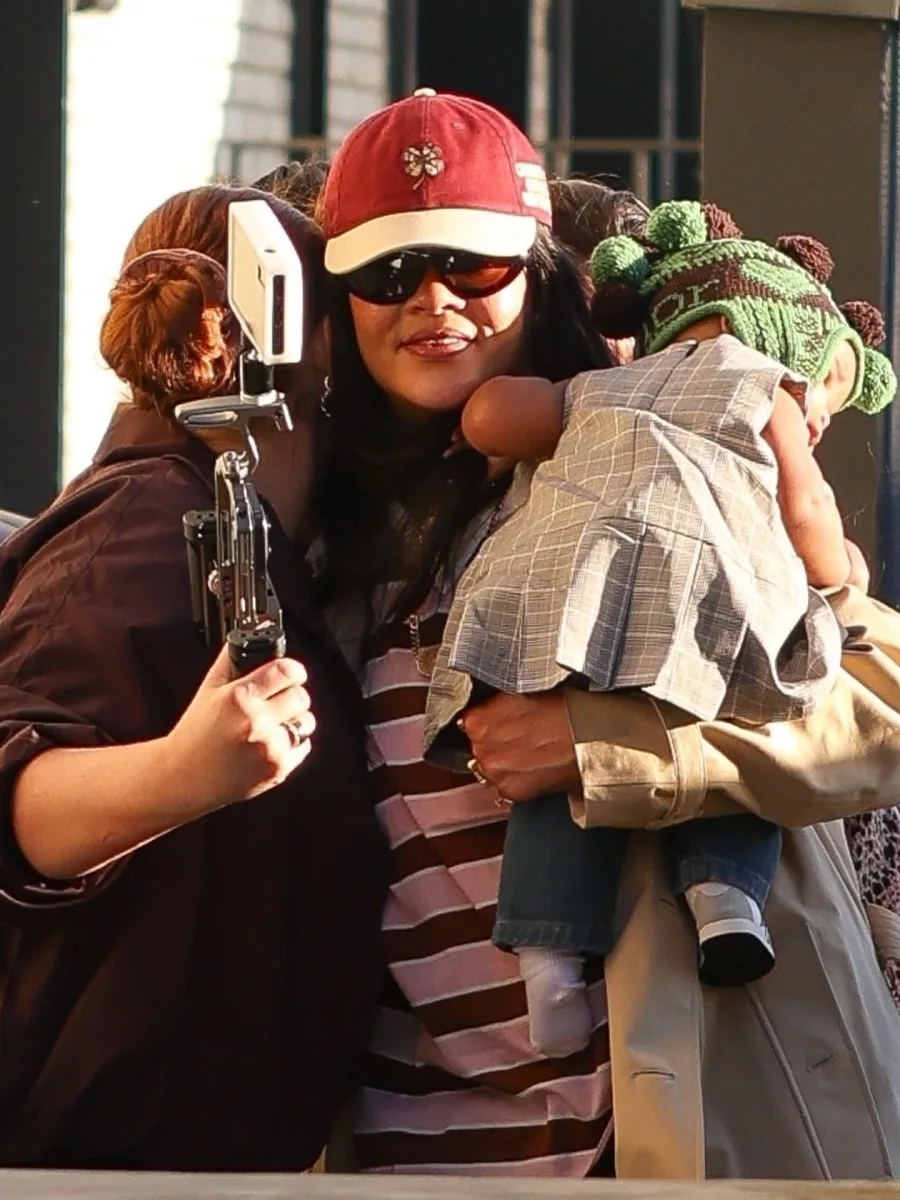 Rihanna ilk dəfə qızı ilə görüntüləndi