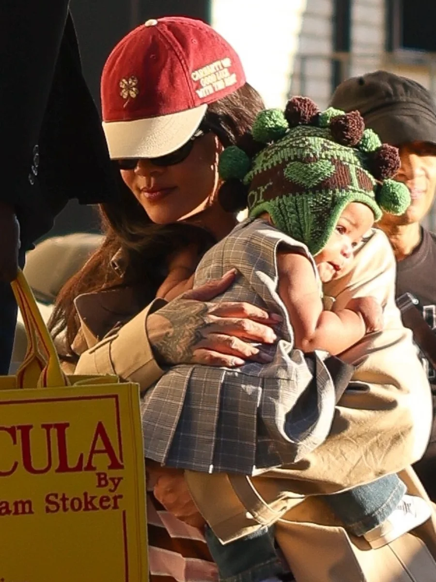 Rihanna ilk dəfə qızı ilə görüntüləndi