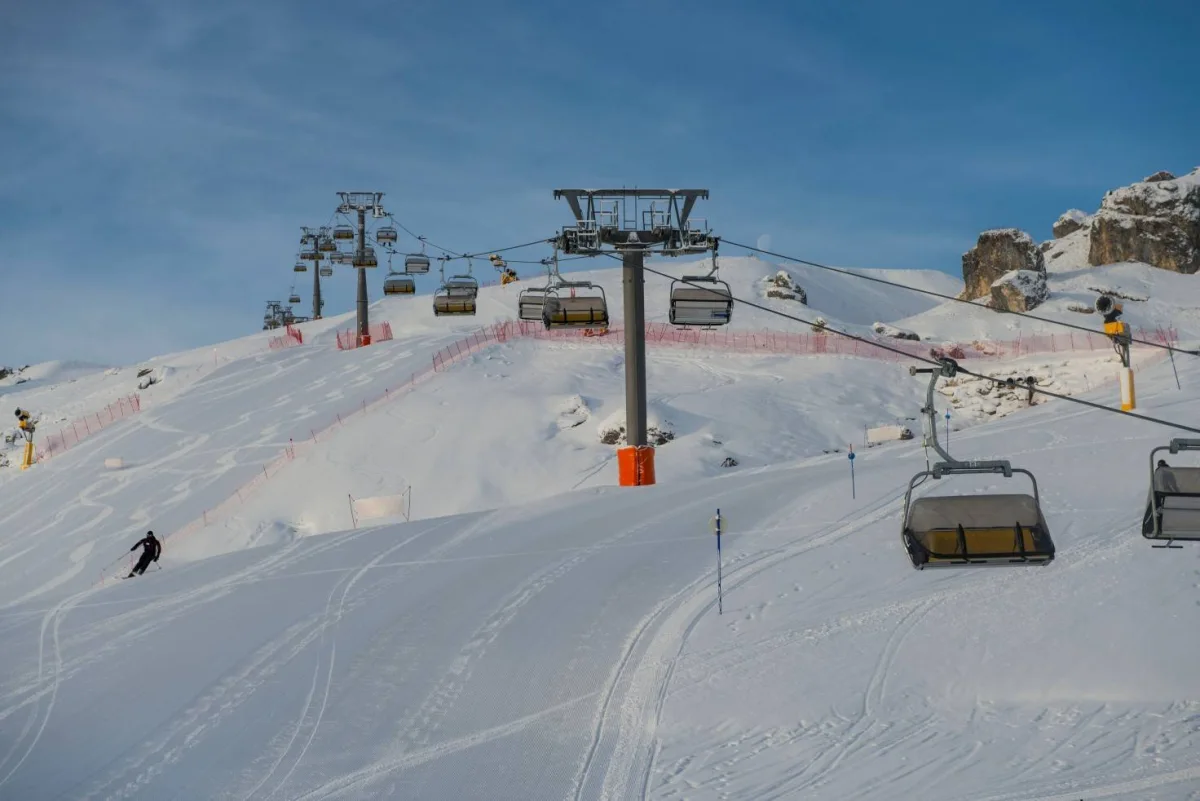 Bəzi bölgələrə qar yağır