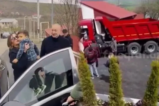 Prezident balaca Ayazın ailəsinə “Kamaz” hədiyyə etdi - Video