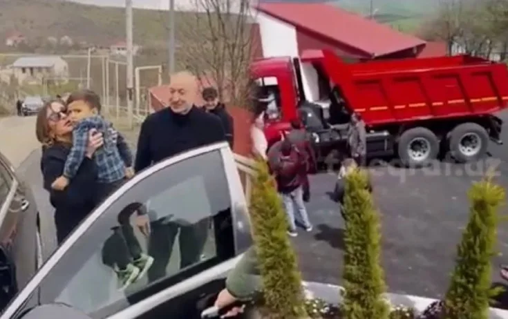 Prezident balaca Ayazın ailəsinə “Kamaz” hədiyyə etdi - Video