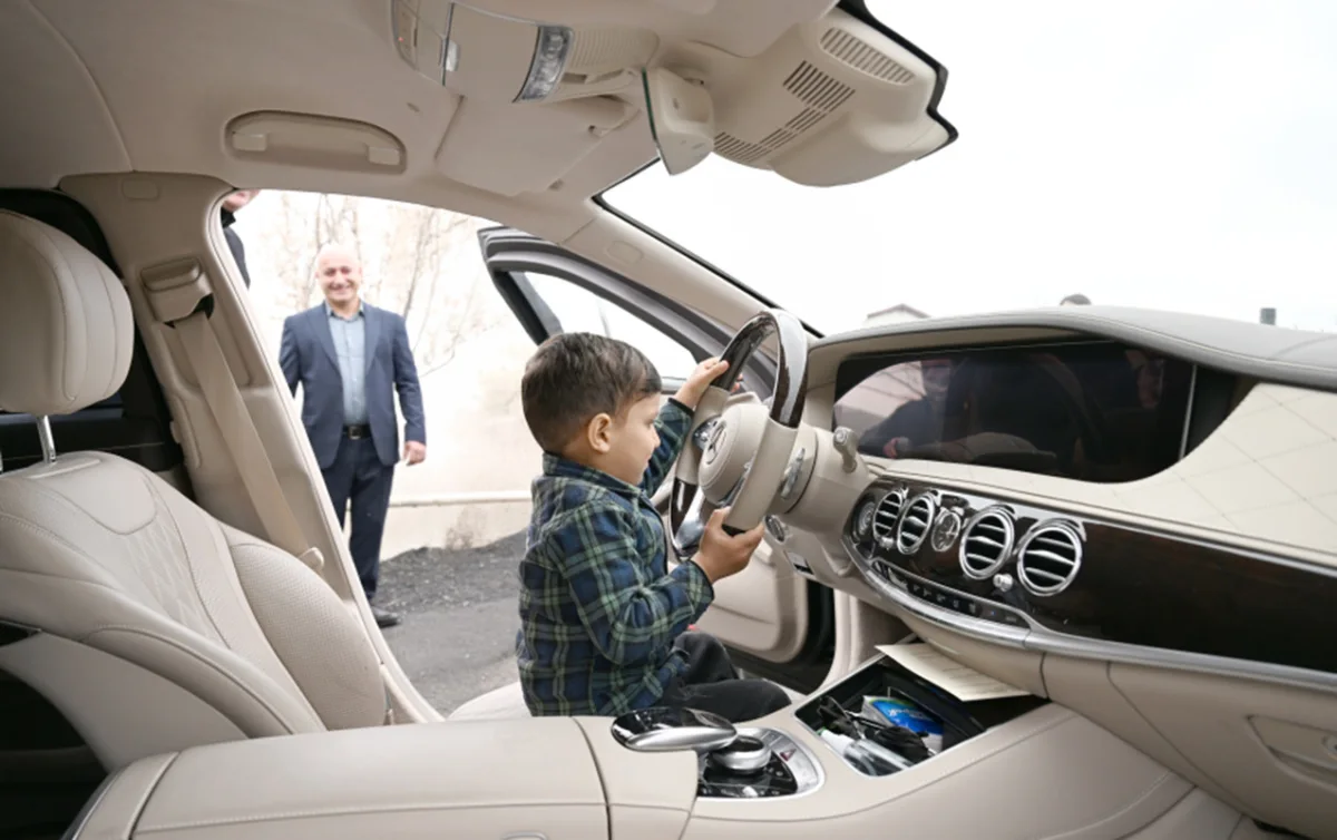 Prezident balaca Ayazın ailəsinə “Kamaz” hədiyyə etdi - Video