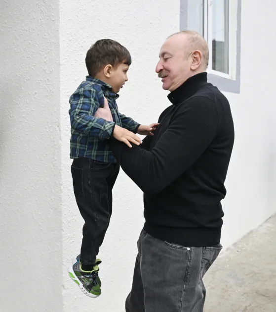 Prezident balaca Ayazın ailəsinə “Kamaz” hədiyyə etdi - Video