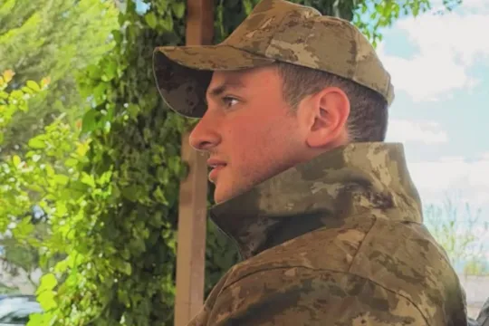 Oğlu əsgərliyə yollandı