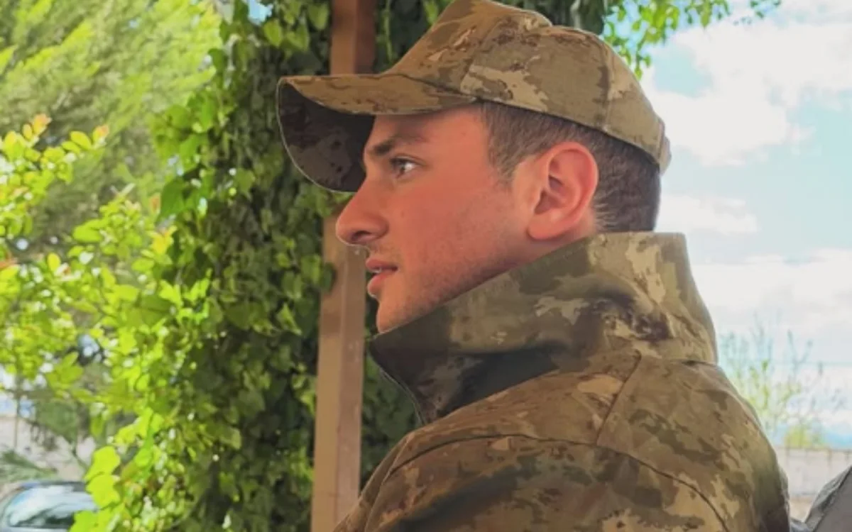 Oğlu əsgərliyə yollandı