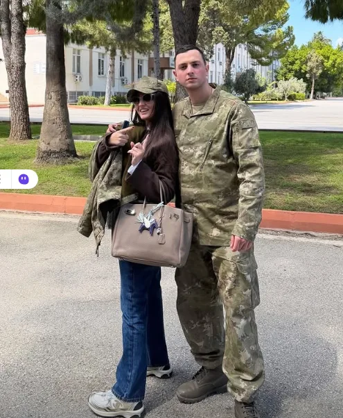 Oğlu əsgərliyə yollandı