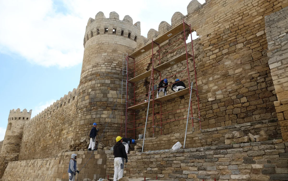 Qala divarının dağılan hissəsi ilə bağlı mütəxəssislər cəlb edildi - Fotolar