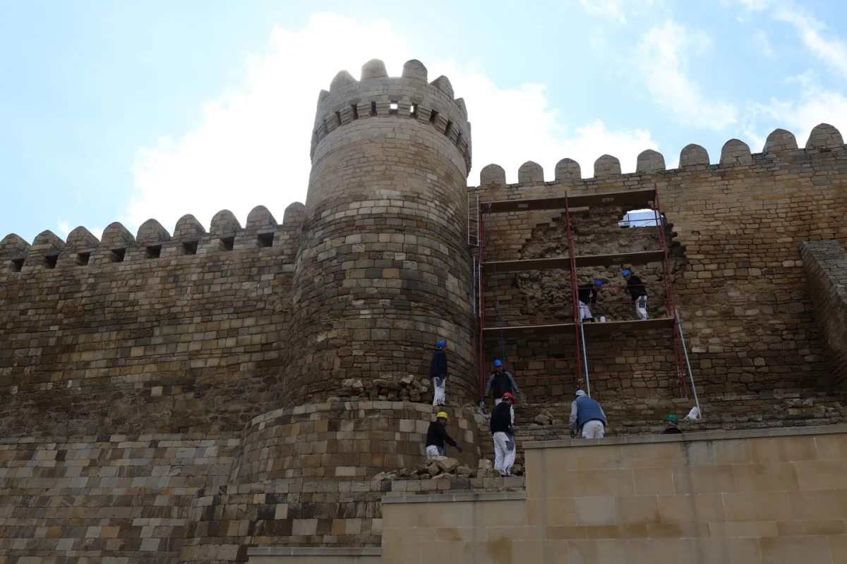 Qala divarının dağılan hissəsi ilə bağlı mütəxəssislər cəlb edildi - Fotolar