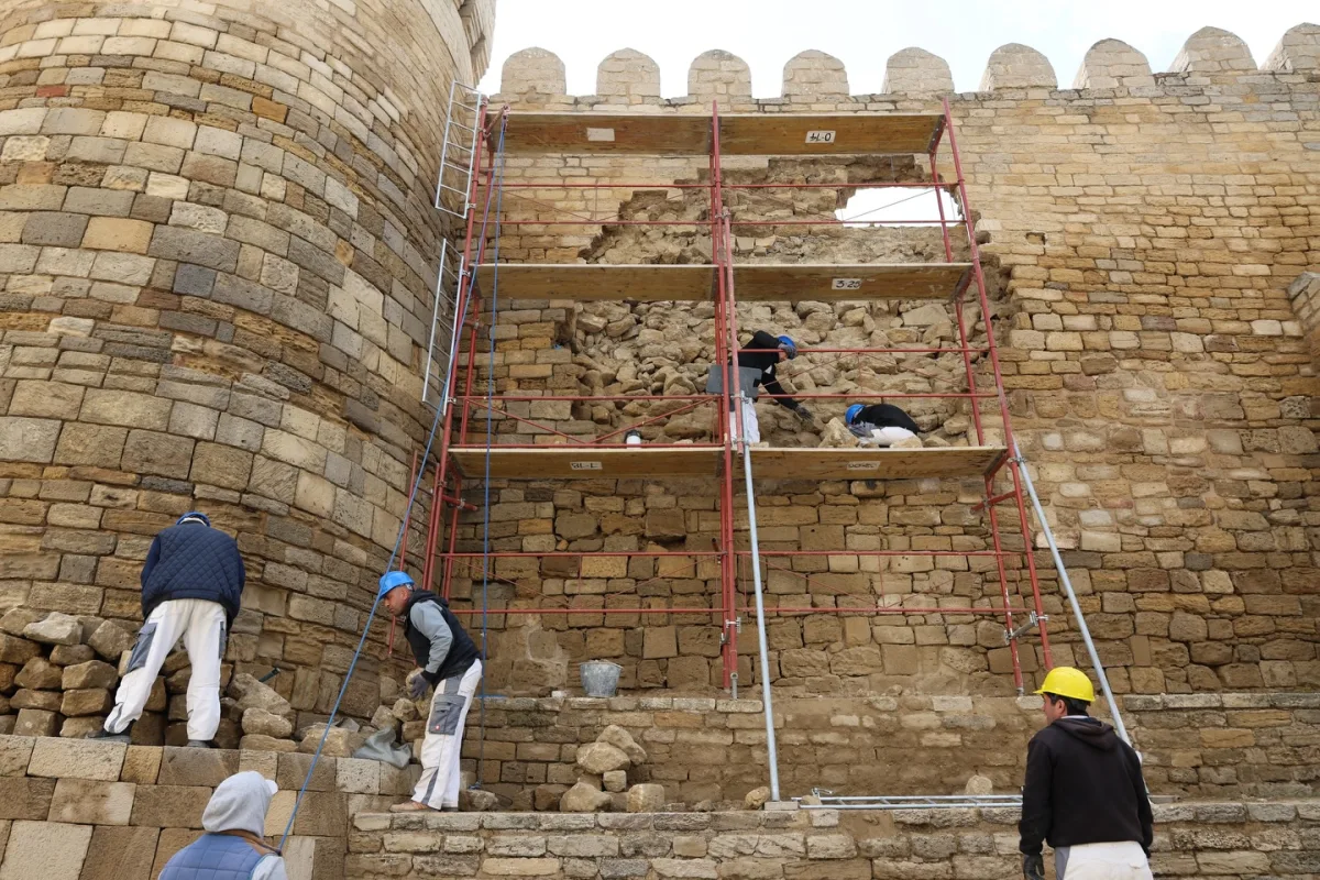 Qala divarının dağılan hissəsi ilə bağlı mütəxəssislər cəlb edildi - Fotolar