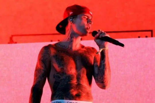 İllər sonra 10 milyona səhnəyə çıxdı