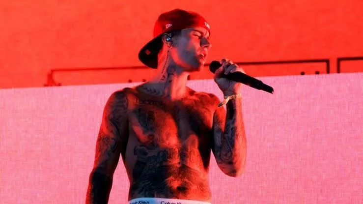 İllər sonra 10 milyona səhnəyə çıxdı