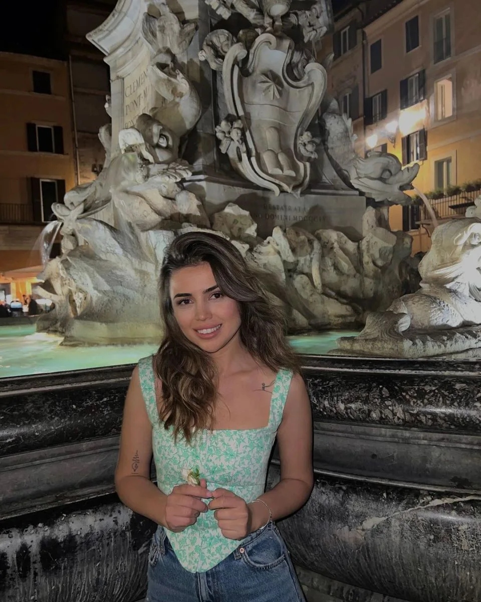 Nərminin Strasburqda telefonu oğurlandı