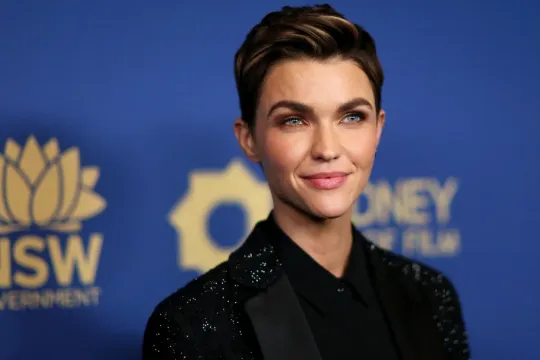 Keti Perrinin ona təcavüz etdiyini iddia etdi