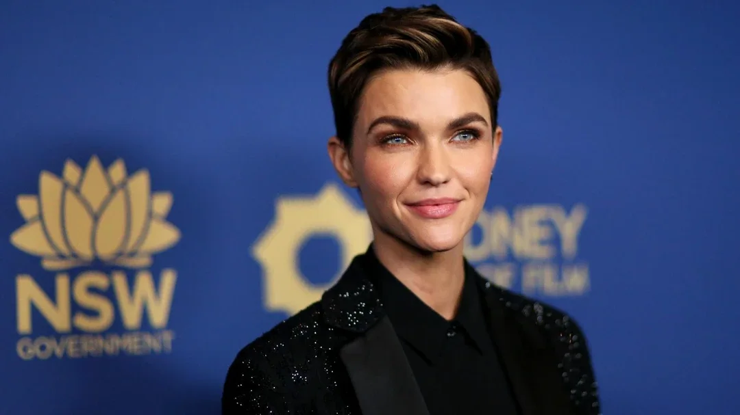 Keti Perrinin ona təcavüz etdiyini iddia etdi