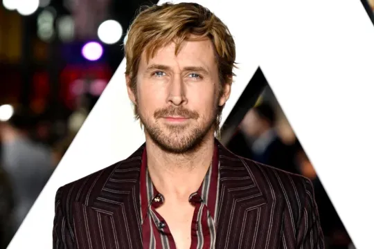 Rayan Qoslinq qızları ilə görüntləndi