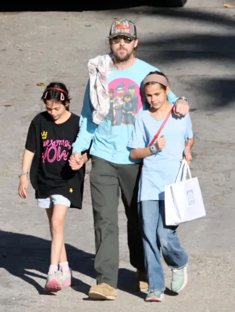 Rayan Qoslinq qızları ilə görüntləndi