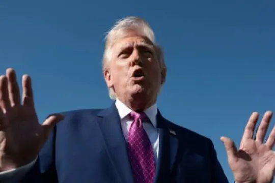 Tramp qazlı içkilərin xərçəng hüceyrələrini məhv etdiyinə inanır