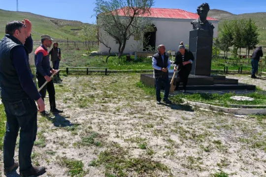 Şairin xatirə lövhəsi əvvəlki yerinə qaytarıldı - Fotolar