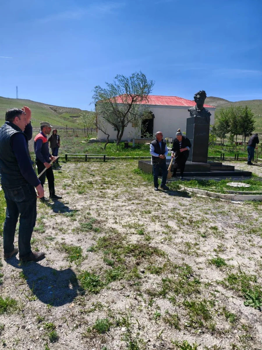 Şairin xatirə lövhəsi əvvəlki yerinə qaytarıldı - Fotolar