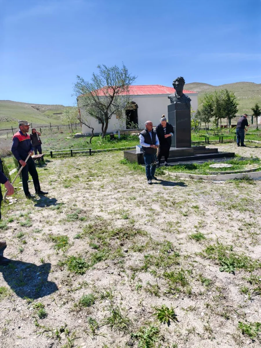 Şairin xatirə lövhəsi əvvəlki yerinə qaytarıldı - Fotolar