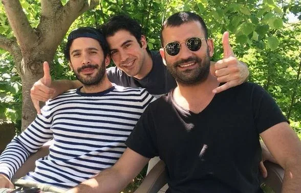 Barış Arduç qardaşları ilə - Foto