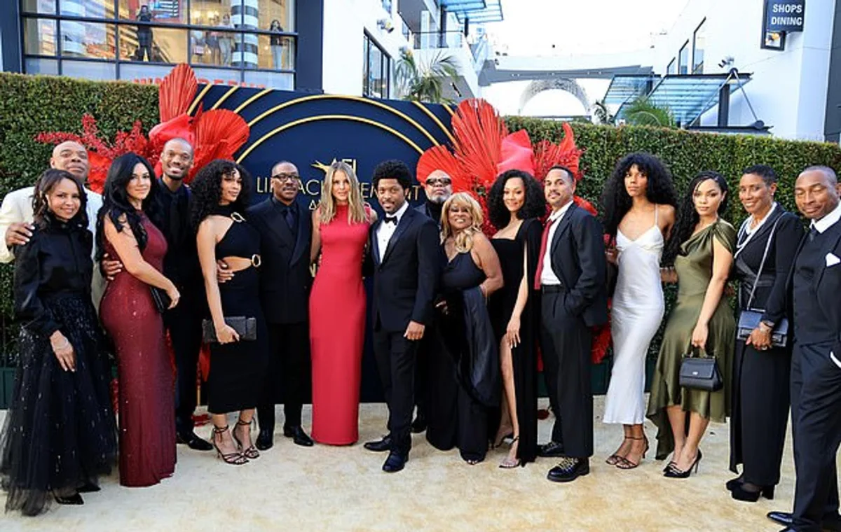 Məşhur aktyor 9 övladı ilə tədbirə qatıldı – Foto