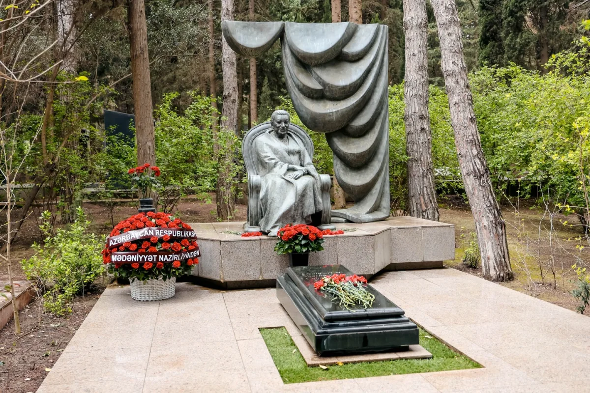 Nəsibə Zeynalovanın məzarı ziyarət olunub